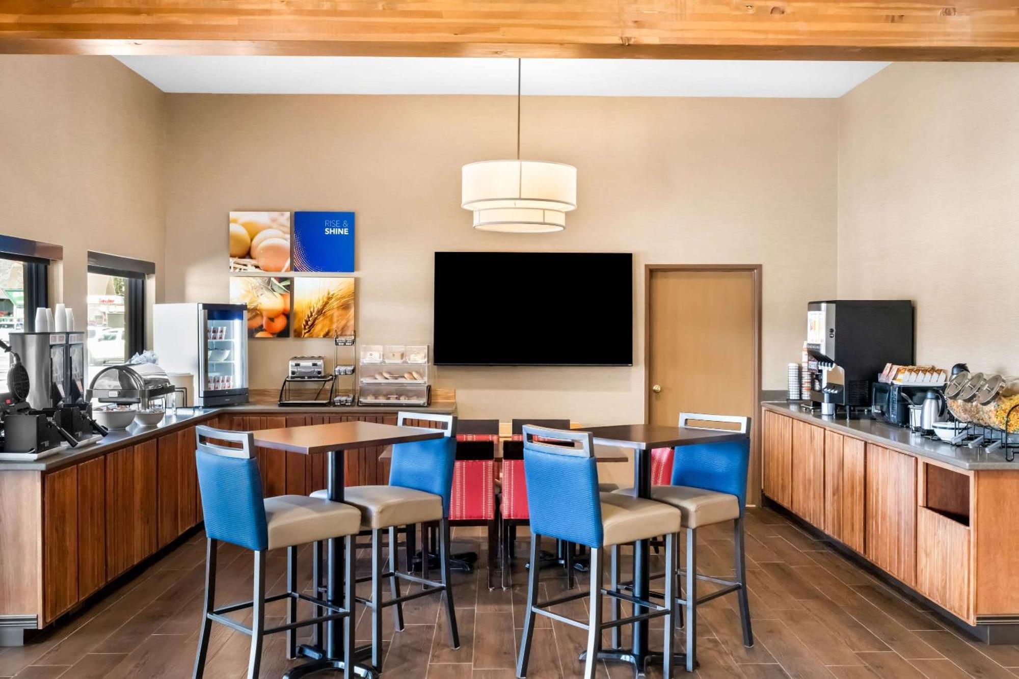 Comfort Inn At Buffalo Bill Village Resort Коуди Екстериор снимка